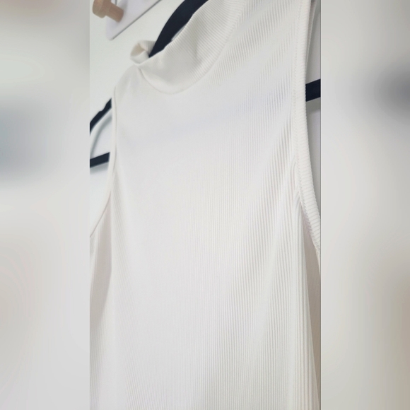 Ribbed Crew Nck Crop Top - Picture 2 of 2